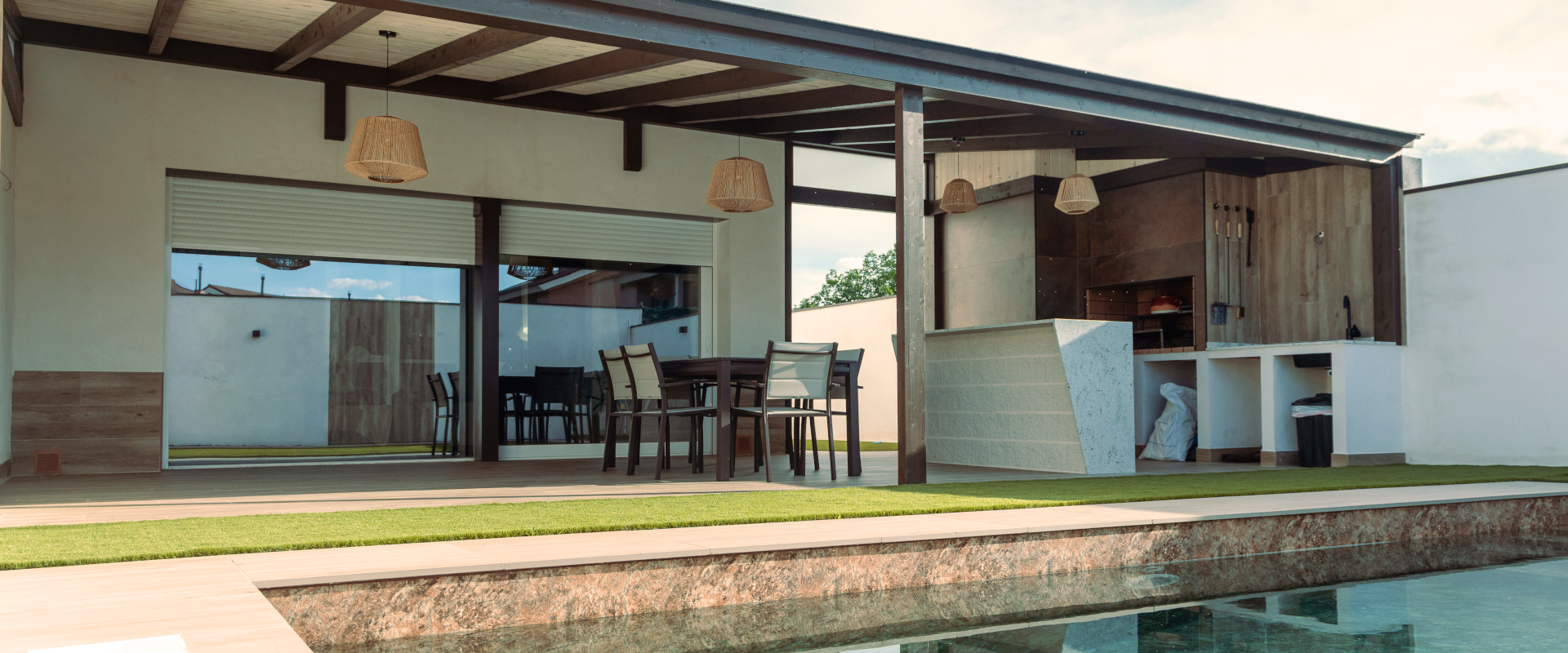 Porche moderno En la foto se ve un porche de estilo moderno en la piscina de un chalet moderno