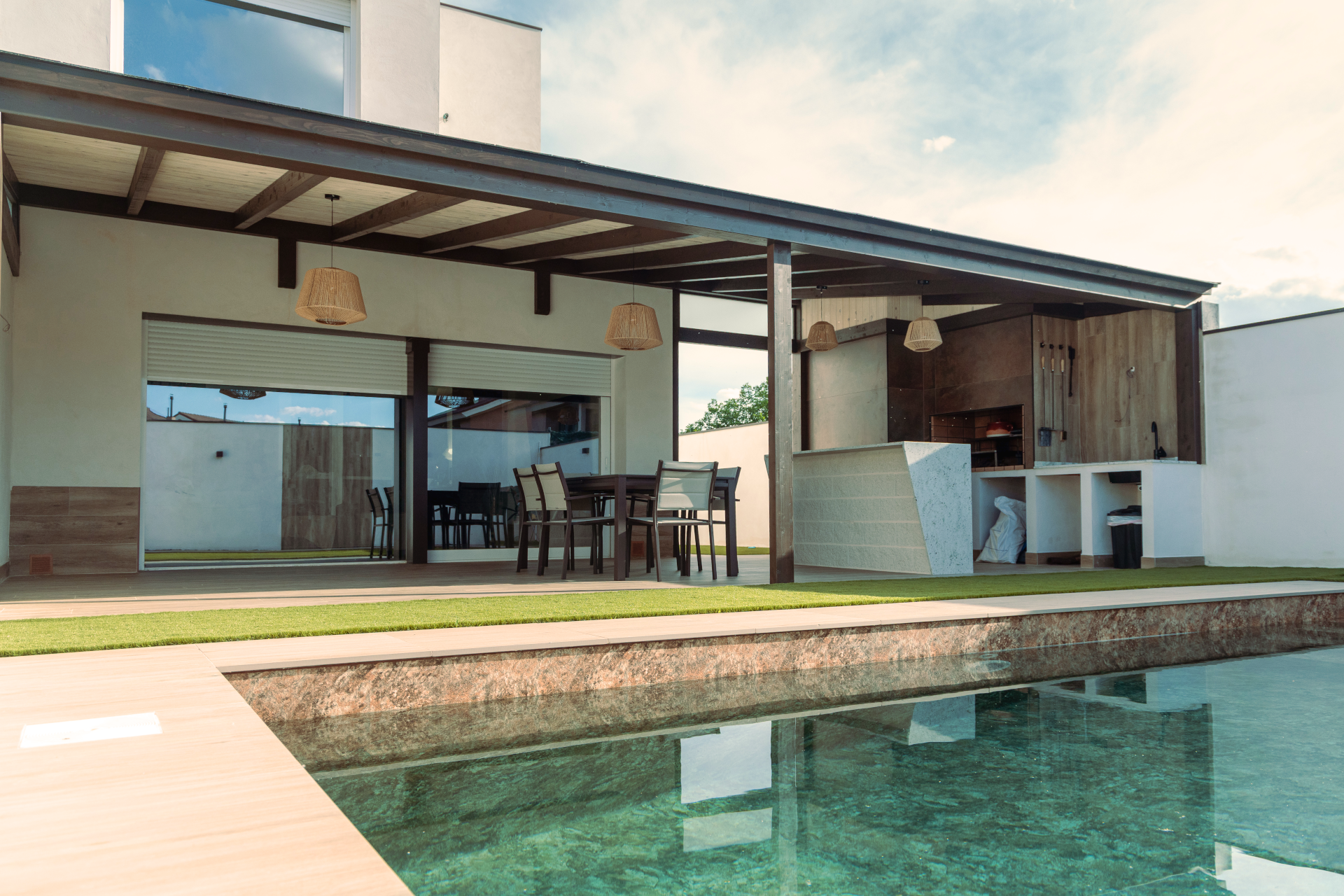 Porche moderno En la foto se ve un porche de estilo moderno en la piscina de un chalet moderno