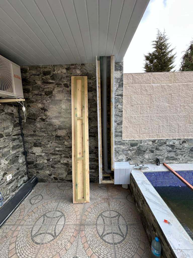 En la imagen se ve el proceso de ocultar una bajante sanitaria