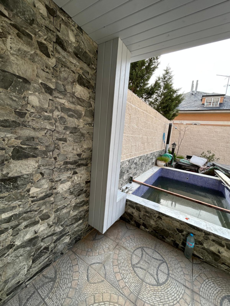 En la imagen se ve oculta la bajante sanitaria con una terminacion en madera