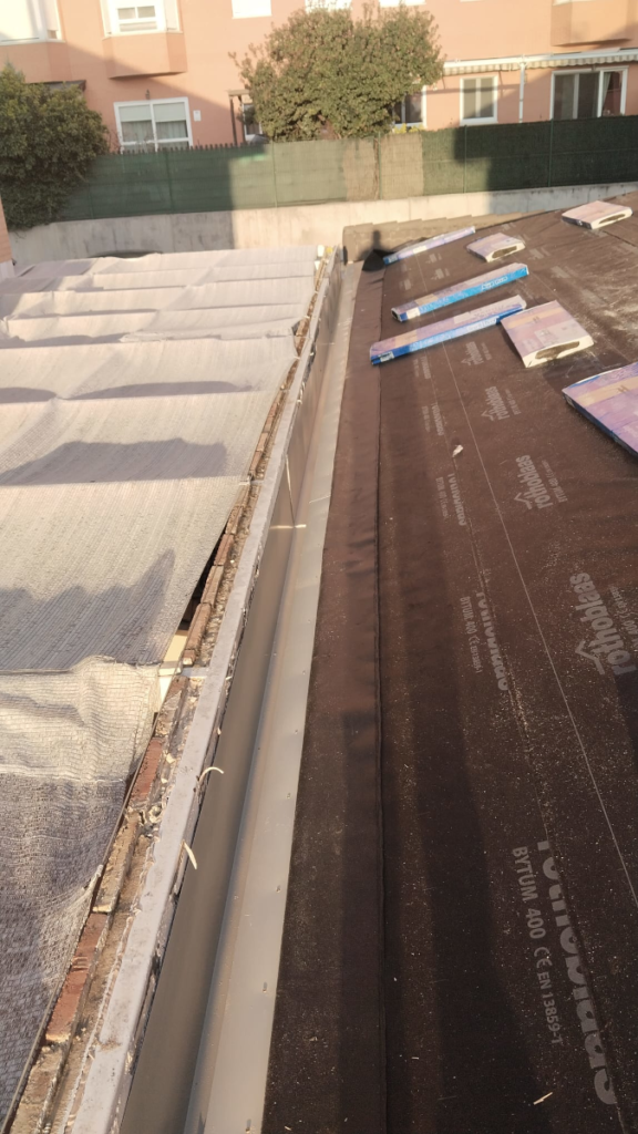 En la imagen se ve el detalle de la solucion para el correcto desague de las aguas del tejado