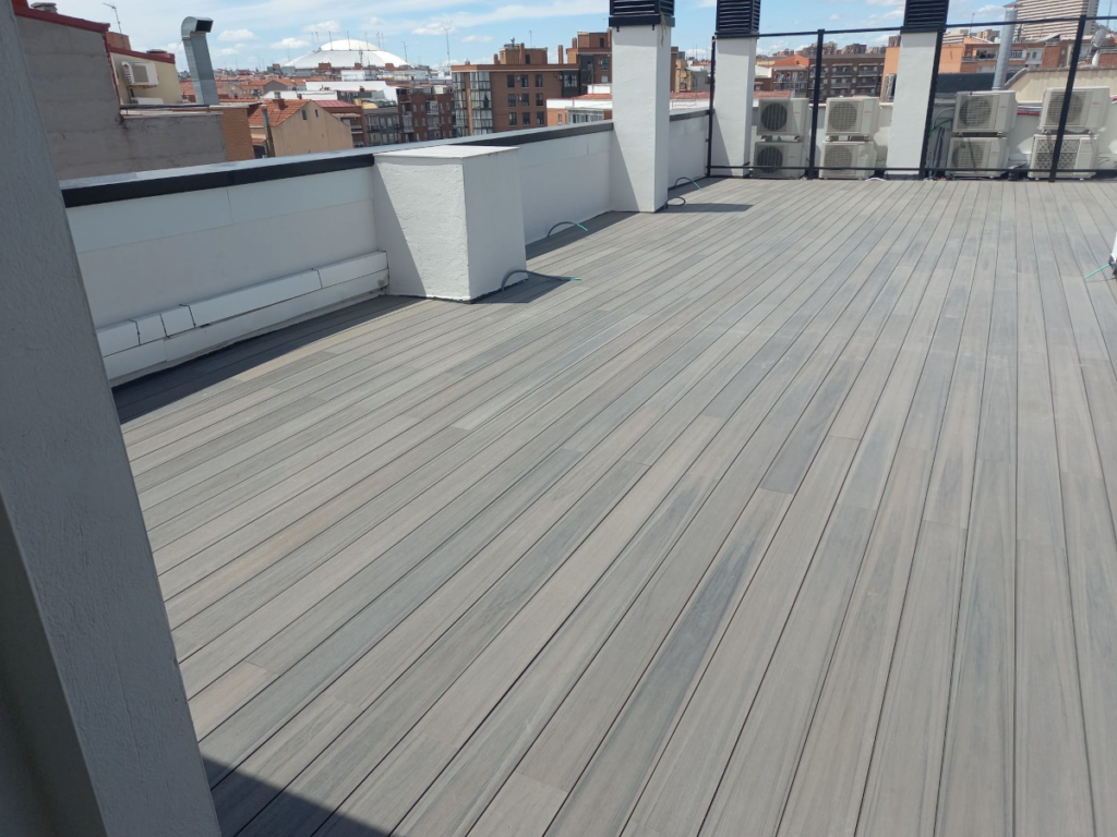 En el texto se ve una tarima de composite en un atico