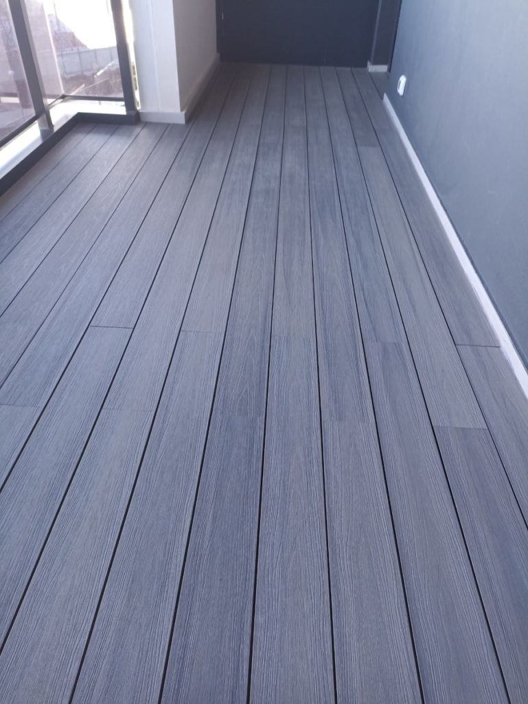 En la imagen se ve una tarima de composite en una terraza