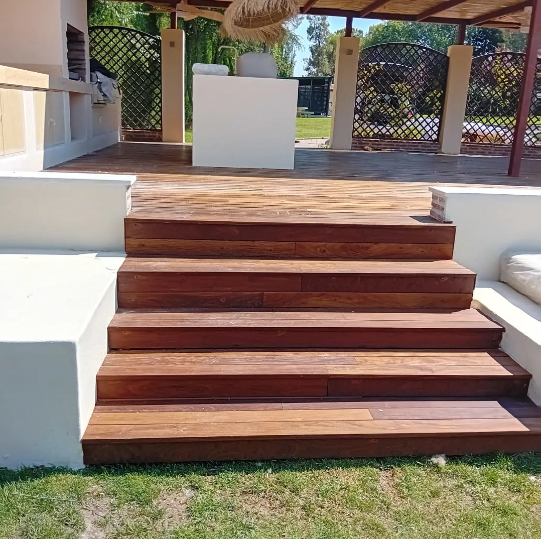 En la imagen se ve una escalera de ipe tratada con aceite de teca