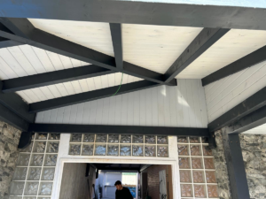 En la imagen se ve una esquina de un porche terminada en forma de espiga