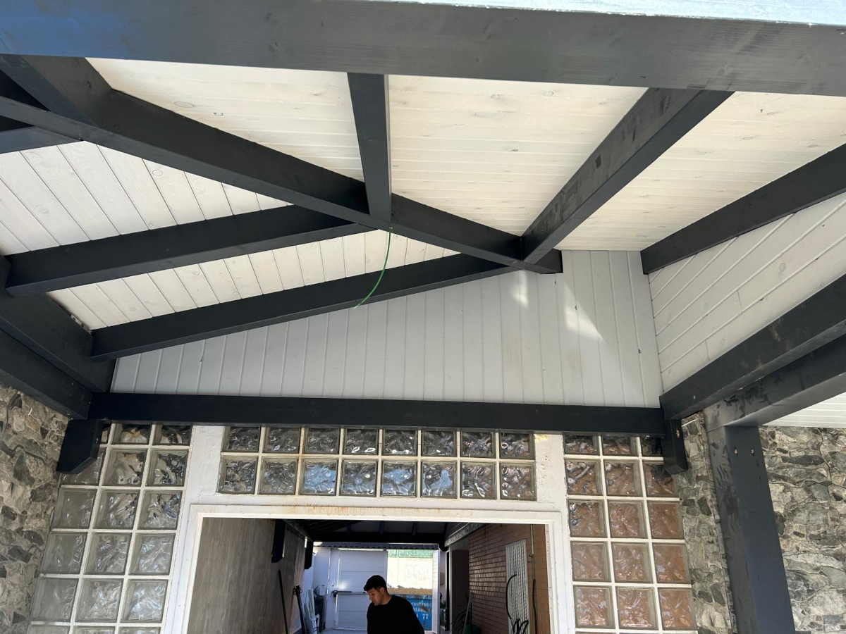 En la imagen se ve una esquina de un porche terminada en forma de espiga