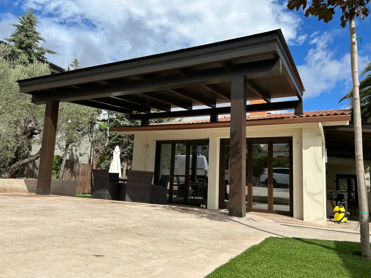 En la imagen se ve un porche de madera de lujo en la urbanizacion La Finca, en Madrid