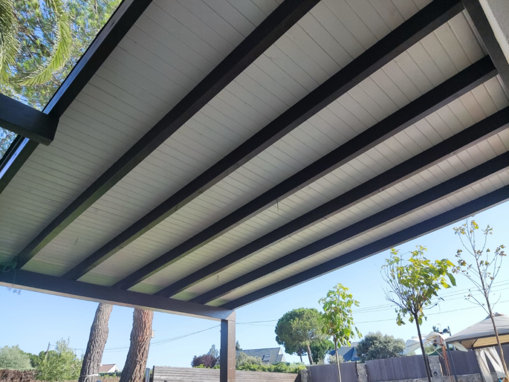 Detalle de un porche bicolor en la urbanizacion La Finca