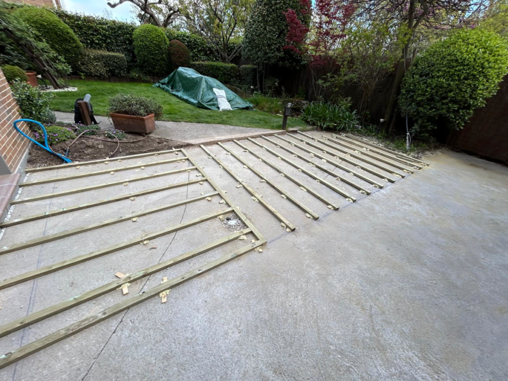 En la imagen se ven los rastreles nivelados para instalar una tarima natural de exterior