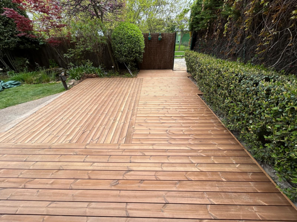 En la imagen se ve la tarima terminada instalada sobre rastreles de madera