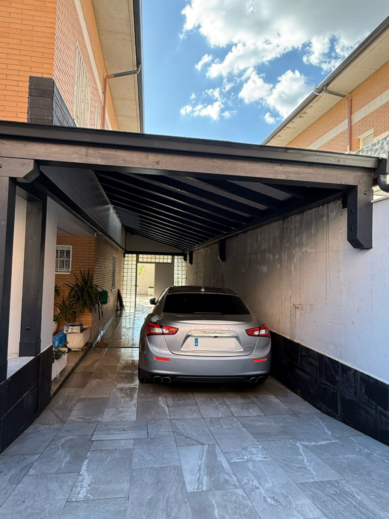 En la imagen se ve la vista frontal del porche terminado para proteger los vehiculos