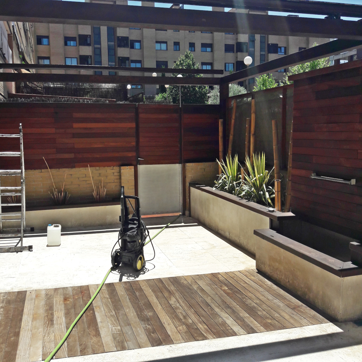 Guía de Estilo y Privacidad: Elige la Valla de Madera Perfecta para tu Exterior