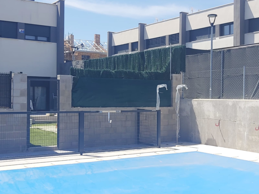 En la foto se ve el muro antes de instalar la valla de madera