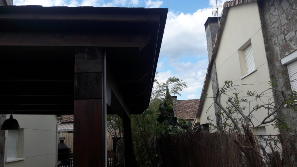 En la imagen se ve el detalle de construccion de las correas apoyando en la viga delantera del porche de madera