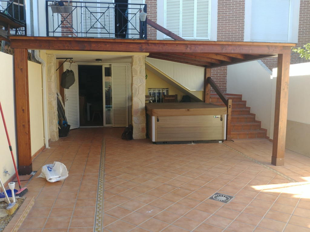 Vista frontal del porche terminado