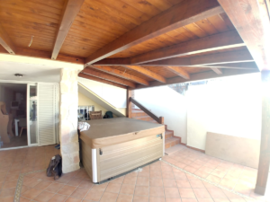 en la foto se un porche de madera en esquina siguiendo el contorno de la terraza