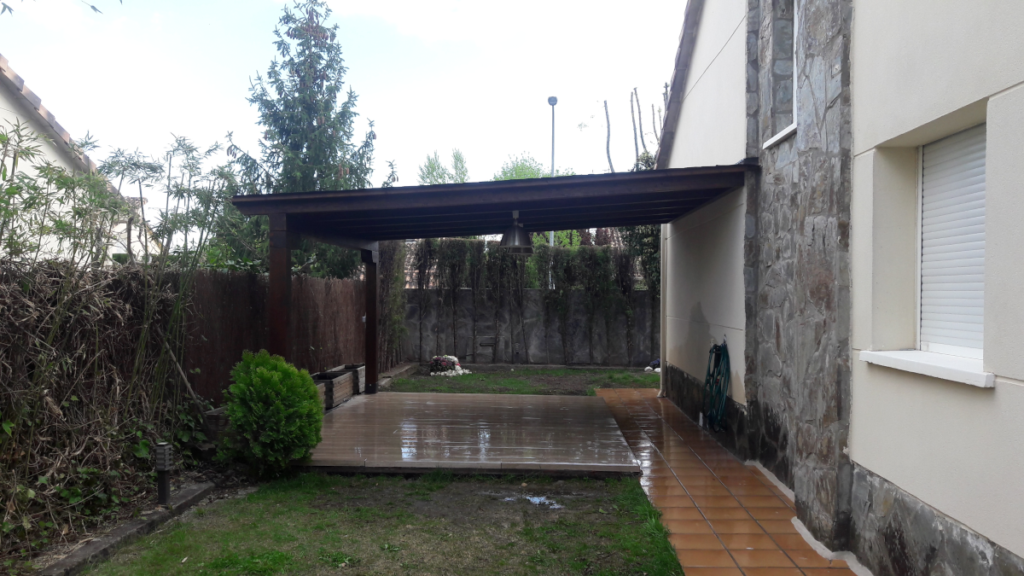 En la imagen se ve el porche terminado adosado la vivienda