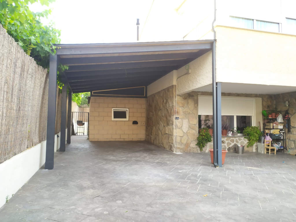 En la imagen se ve un porche a un agua en la entrada de carruajes