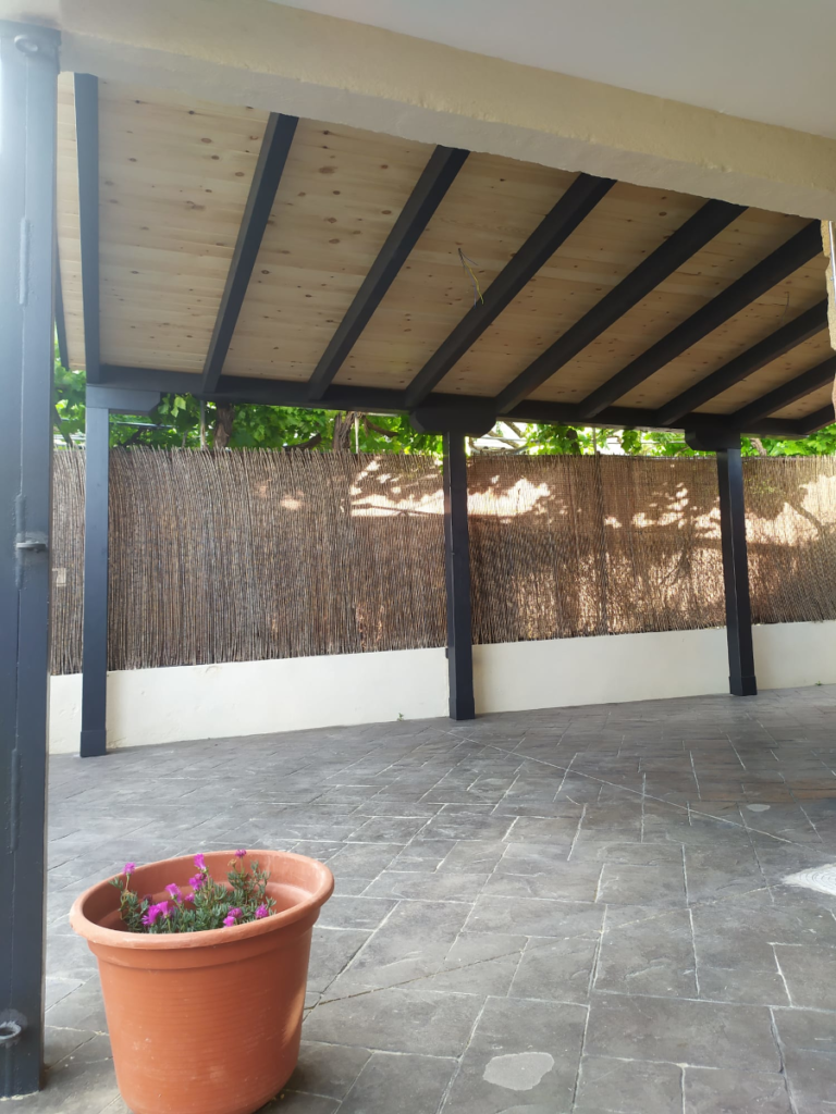 Detalle del porche a dos colores con la tabla en color transparente