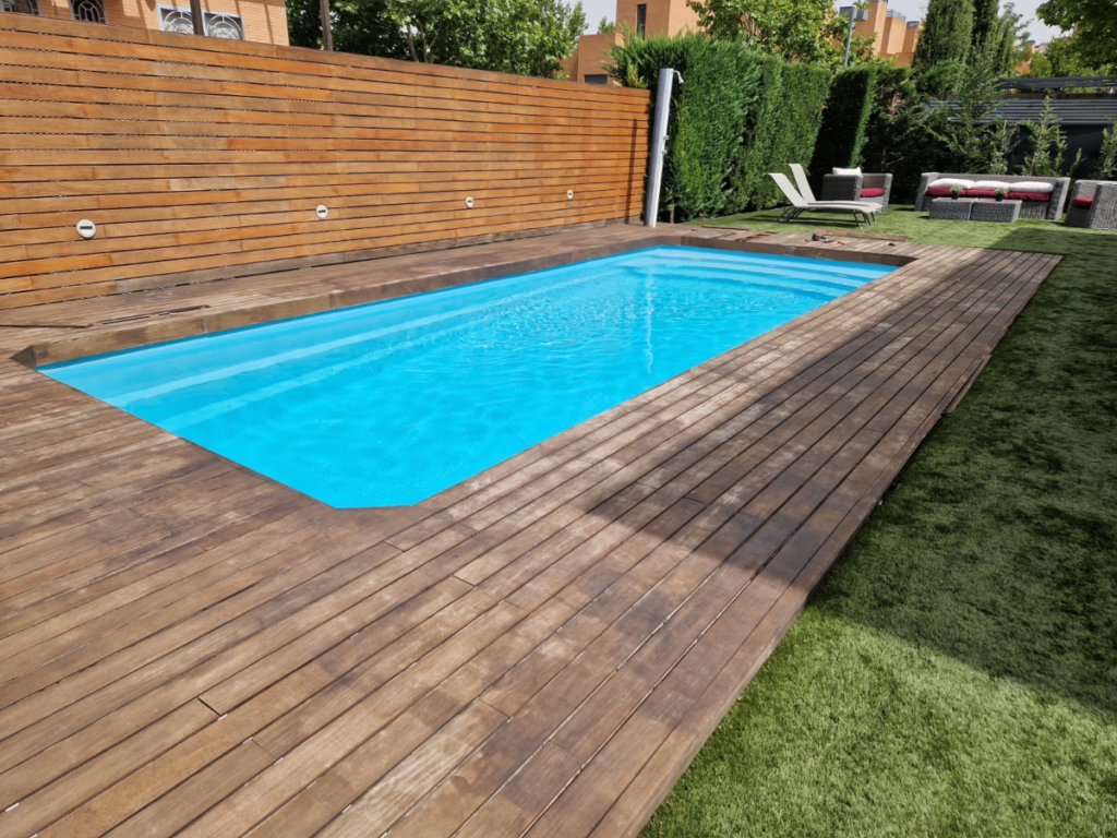 En la imagen se ve la tarima descolorida por falta de mantenimiento