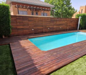 En la imagen se ve una tarima de ipe despues del correcto mantenimiento