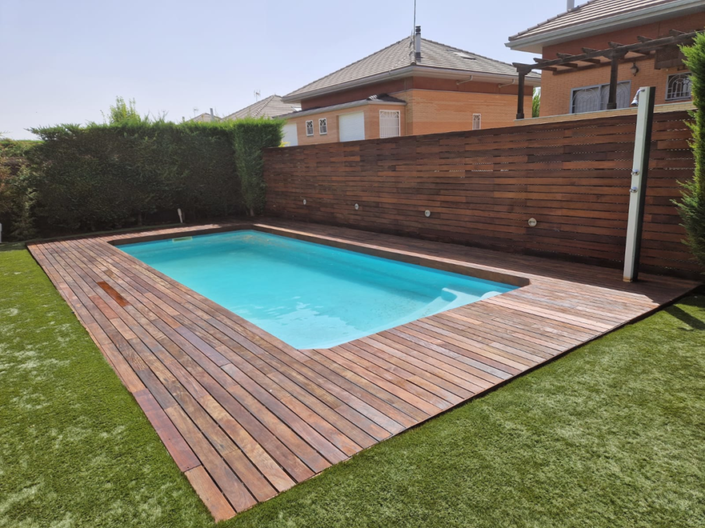 Tarima y valla terminadas tras lijado, reajuste y cambio de piezas y tratamiento.