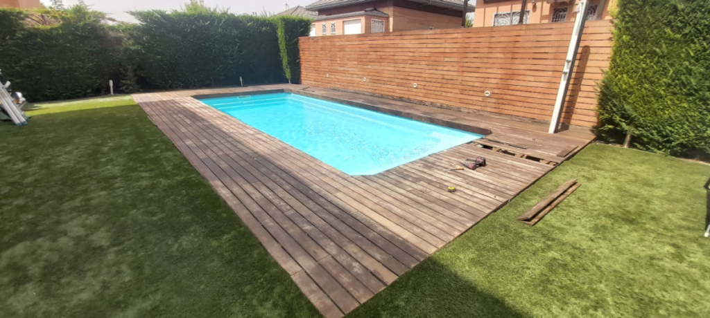 Detalle de una restauración real donde se aprecia la revisión de la estructura de rastreles bajo la tarima de la piscina