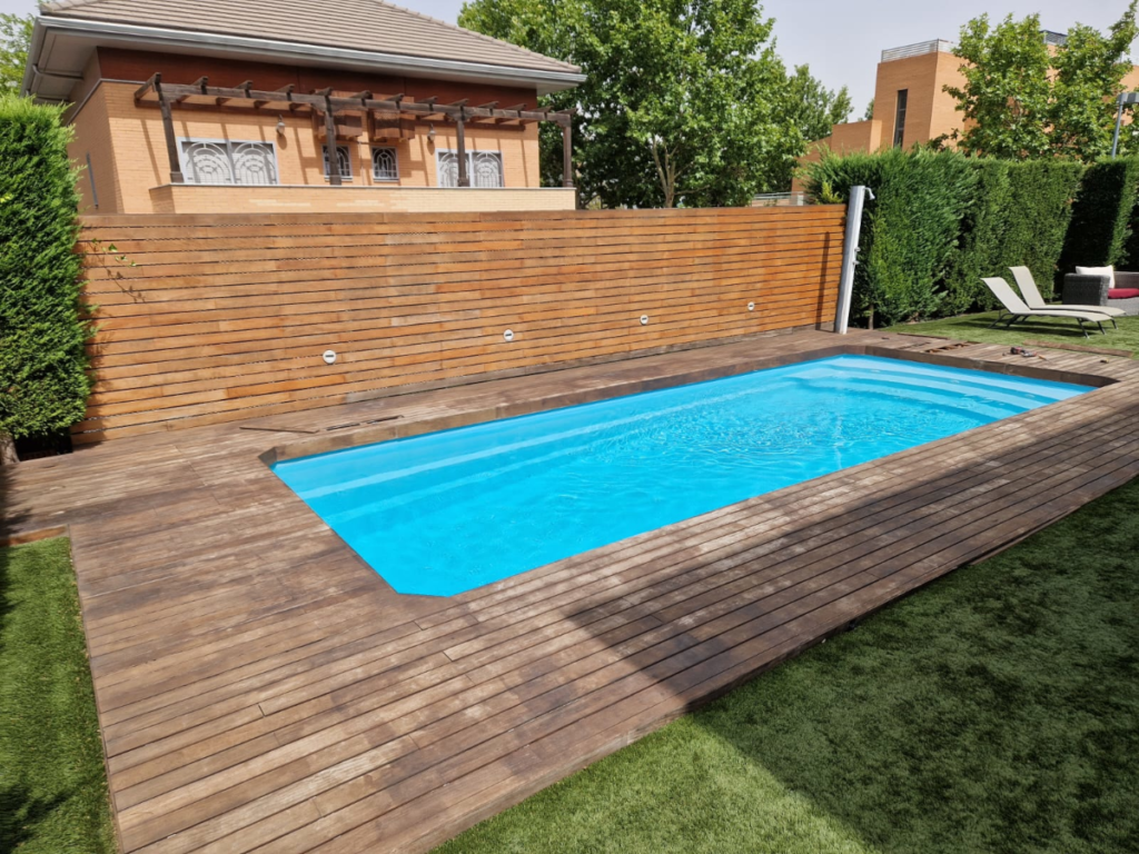 un lijado fino sobre la tarima de Ipe, elimina imperfecciones cerca del borde de la piscina