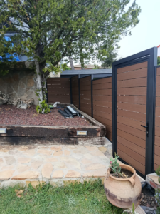 En la imagen se ve una valla de composite de una obra realizada en villanueva del pardillo