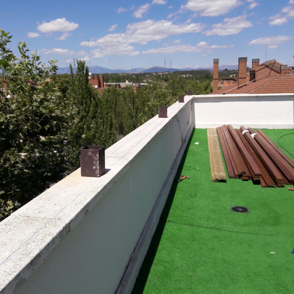 En la imagen se ven los anclajes de la valla de madera
