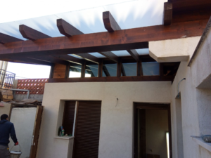 En la imagen se ve una pergola acristalada