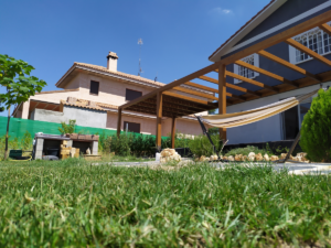 En la imagen se ve una pergola con 3 zonas para diferentes sombras