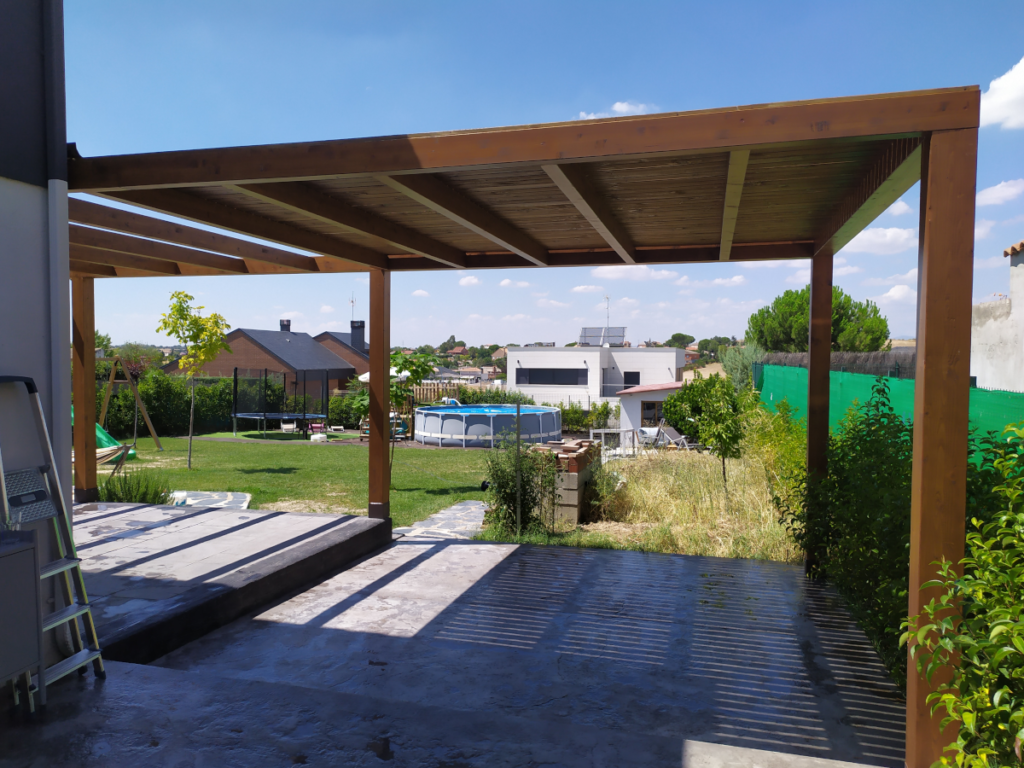 En la imagen se ve la celosia superior de la pergola de madera