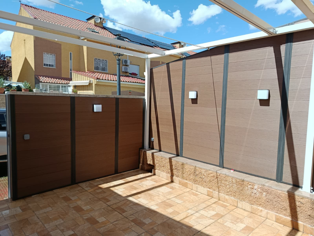 En la imagen se ve una valla construida con tarima sintetica