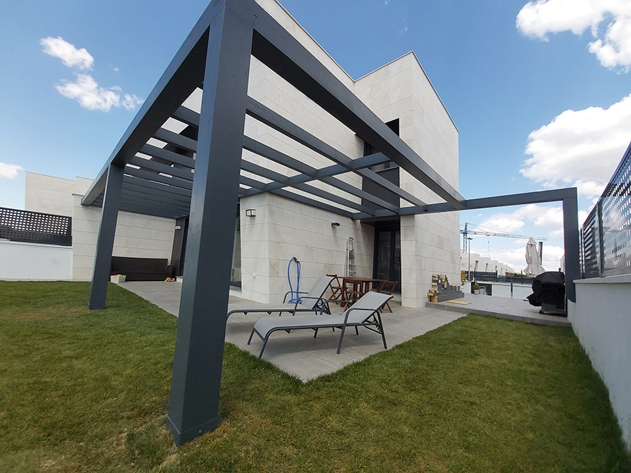 En la imagen se ve una pergola moderna