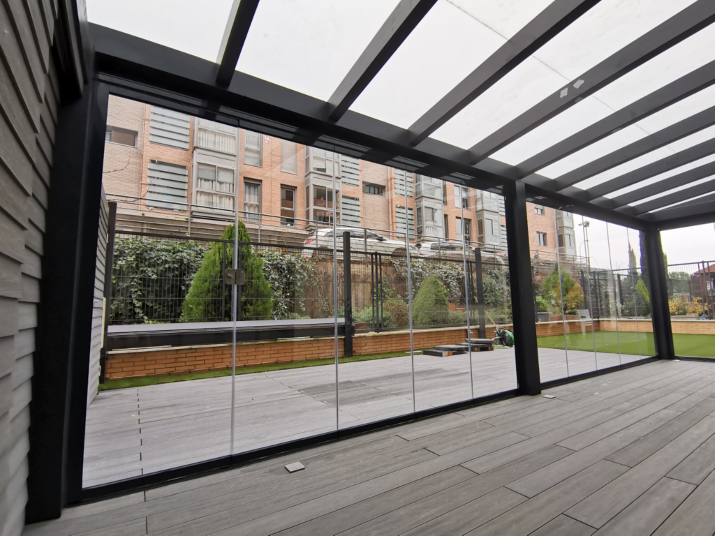 En la imagen se ve una pergola acristalada