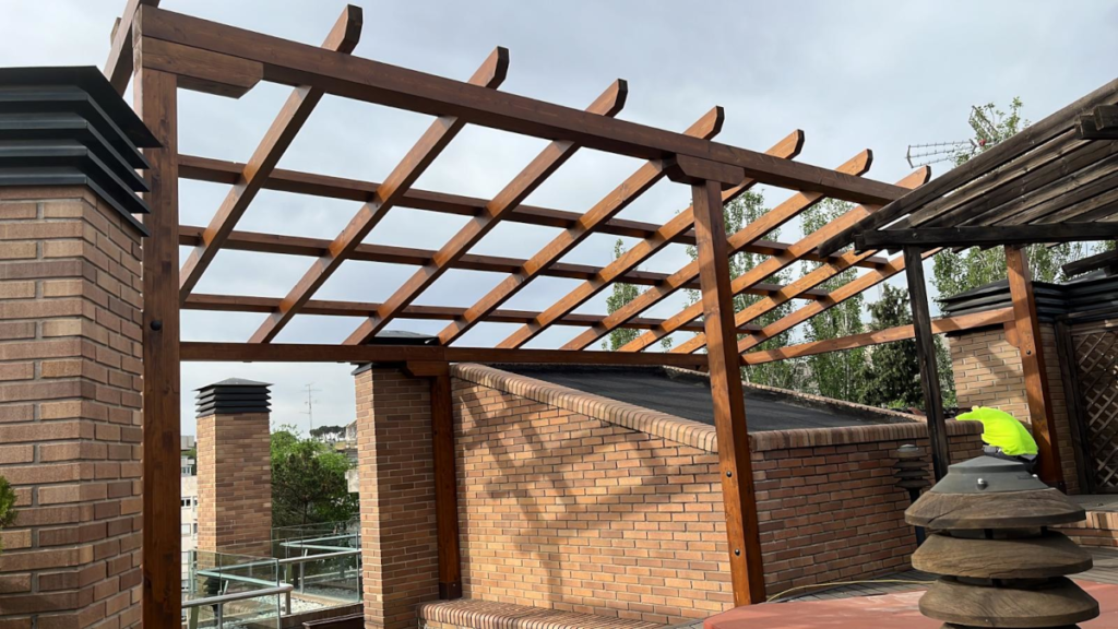 En la imagen se ve una pergola preparada como estructura portante de una instalacion de placas solares