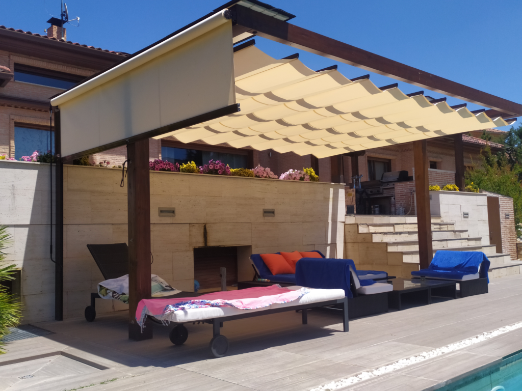 En la foto se ve una pergola con toldo