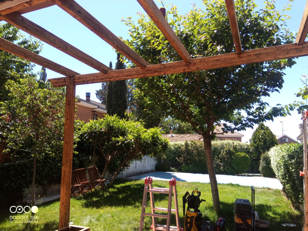 En la imagen se ve una pergola de madera despues de aplicarle el mantenimiento anual