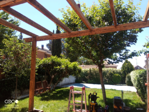 En la imagen se ve una pergola de madera despues de aplicarle el mantenimiento anual